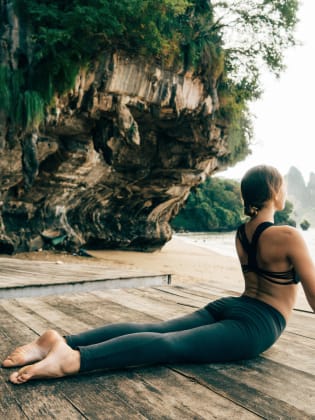 Frau macht Yoga in Thailand © Oleh_Slobodeniuk/E+ via Getty Images