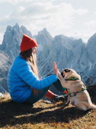 Frau mit Hund, Dolomiten © Anastasiia Shavshyna/E+ via Getty Images