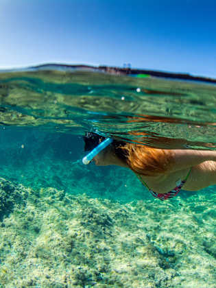 Frau schnorchelt im klaren Wasser der Kanarischen Inseln, Teneriffa ©iStock.com/Christian Herzog