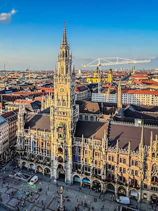 Frauenkirche und Rathaus München © mbell/Moment via Getty Images
