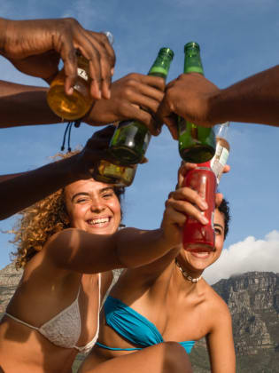 Freunde bei Strandparty © Smile/DigitalVision via Getty Images