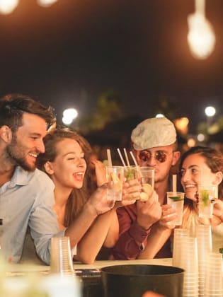 Freunde genießen den Abend gemeinsam, Italien © DisobeyArt/iStock / Getty Images Plus via Getty Images