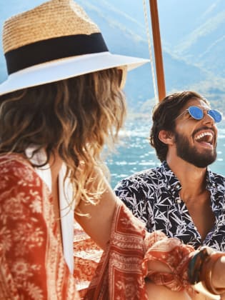 Freunde lachen gemeinsam auf einem Boot © DaniloAndjus/E+ via Getty Images