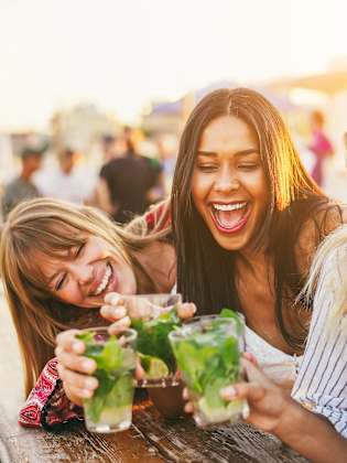 Freundinnen trinken Mojitos am Strand © DisobeyArt - stock.adobe.com