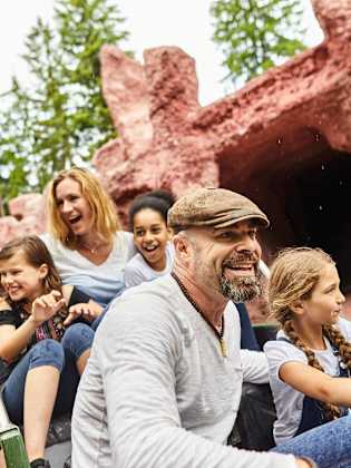 Glückliche Familie in einem deutschen Freizeitpark © Oliver Rossi/DigitalVision via Getty Images