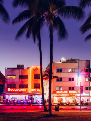Hotels am Ocean Drive in Miami © Alexander Spatari/Moment via Getty Images