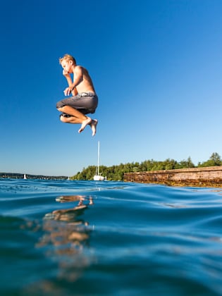 Junge springt in See © mmphoto - stock.adobe.com