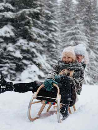 Paar beim Schlitten fahren ©Halfpoint Images/Moment via Getty Images