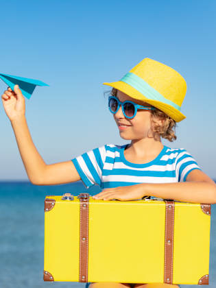 Kind mit Koffer © stock.adobe.com - Sunny studio