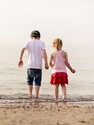 Zwei Kinder am Strand, Warnemünde © Claudia Marx - stock.adobe.com