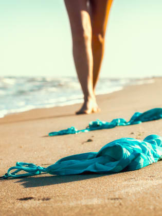 Kleidung am Strand © Sofiia - stock.adobe.com