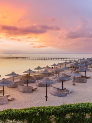 Landschaft mit Strand bei Sonnenaufgang in Marsa Alam © iStock.com/Balate Dorin