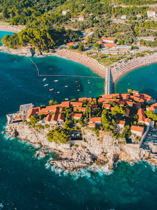 Luftaufnahme der Insel von Sveti Stefan in Montenegro © iStock.com/Vera_Petrunina