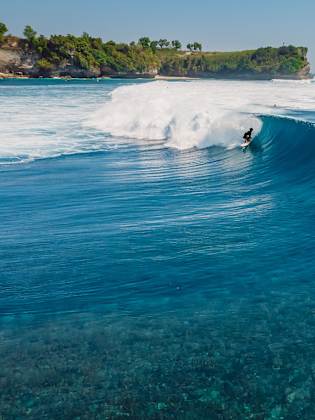 Luftaufnahme von Surfer auf idealer Barrel Wave in Bali, Indonesien © iStock.com/Nuture