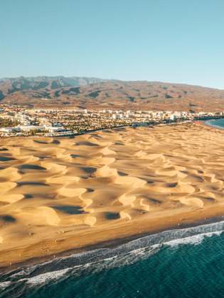 Luftbild der Dünen von Maspalomas auf Gran Canaria © iStock.com/Ingus Kruklitis