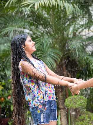 Mädchen im Regen ©triloks/E+ via Getty Images