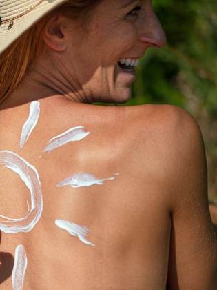 Beim nackt Sonnenbaden ist Sonnenschutz wichtig © lettas - stock.adobe.com
