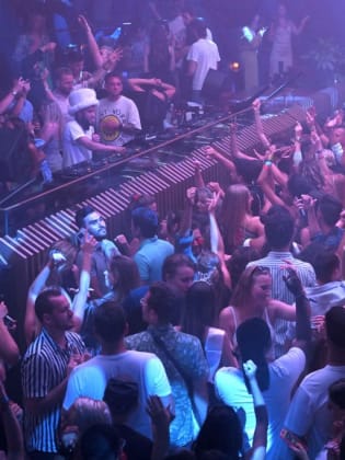 Menschen feiern im Nachtclub Pasha auf Ibiza © LLUIS GENE/AFP via Getty Images