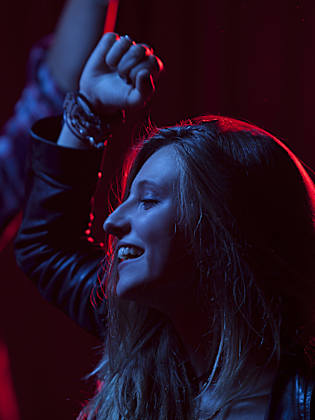 Menschen haben Spaß auf einem Konzert © Vincent Besnault/The Image Bank