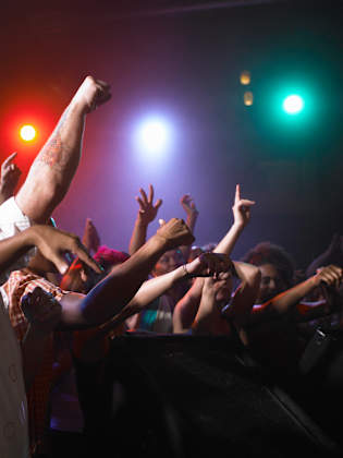 Menschenmenge feiert gemeinsam © Ryan McVay/The Image Banke via Getty Images