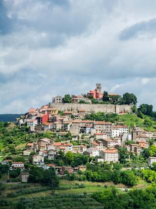 Motovun, Kroatien © uhg1234/iStock / Getty Images Plus via Getty Images