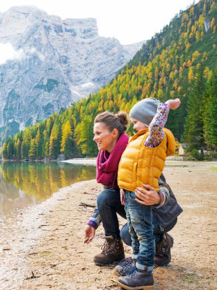 Mutter und Kind am See in Südtirol ©iStock.com/CentralITAlliance