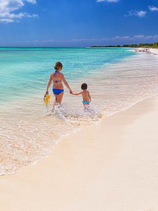Mutter und Kind am Strand, Mexiko © David Santiago Garcia / Aurora Photos/Cavan via Getty Images