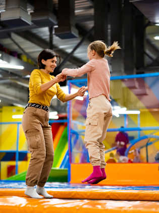 Mutter und Kind in einem Trampolinpark © Zheka-Boss/iStock / Getty Images Plus via Getty Images