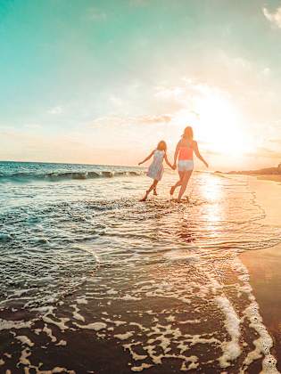 Mutter und Tochter am Strand, Spanien © 	DisobeyArt - stock.adobe.com