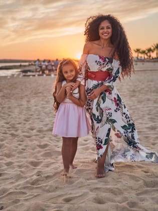 Mutter und Tochter gemeinsam am Strand bei Sonnenuntergang © iStock.com/Anton Dimov