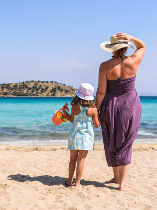 Mutter und Tochter an türkischem Strand © lordn - stock.adobe.com