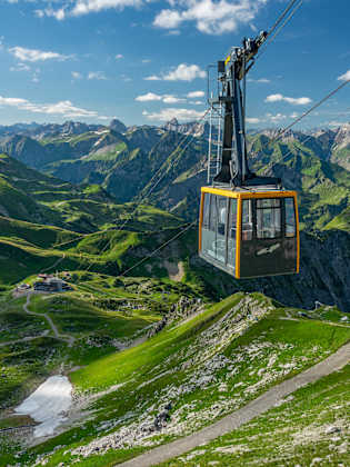 Aussicht vom Nebelhorn bei Oberstdorf in die Allgäuer Alpen und einen Wagen der Nebelhornbahn