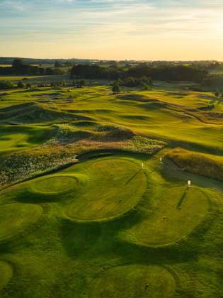 Blick auf das Ostsee Golf Resort Wittenbeck und die aufgehende Sonne.