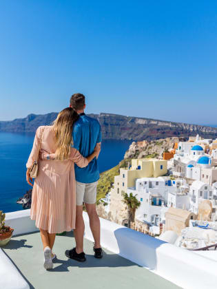 Paar in Santorini, Griechenland ©Santorines/iStock / Getty Images Plus via Getty Images