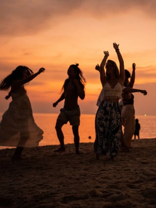 Party am Strand, Thailand © miodrag ignjatovic/e+ via Getty Images