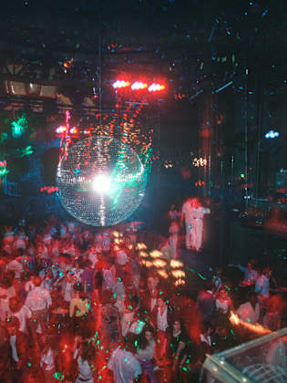 Party in Nachtclub © Joe McNally/Archive Photos via Getty Images