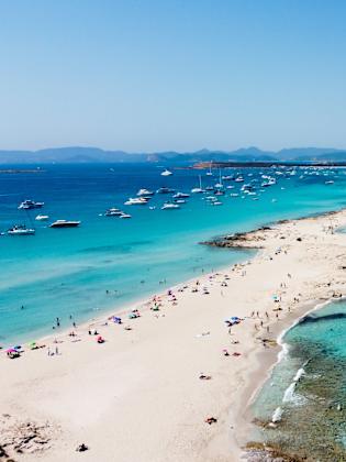 Der Strand Playa Ses Illetes, Formentera, Spanien © stock.adobe.com - Alexandre ROSA