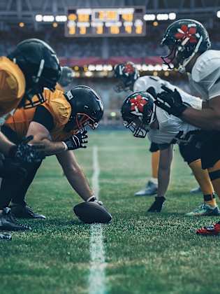 American Football Spieler stehen sich auf dem Feld gegenüber