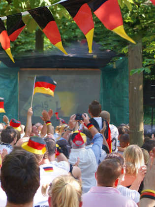 Deutschlandfans vor einer Leinwand draußen