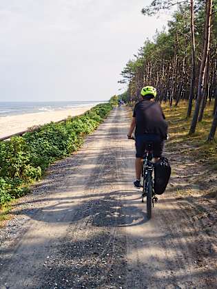 Radfahrer fährt entlang der Küste © PATSTOCK/Moment via Getty Images