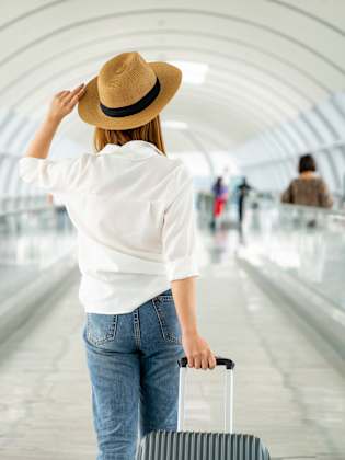 Reisende am Flughafen ©Virojt Changyencham/Moment via Getty Images