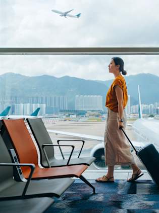 Reisende an einem Flughafen © d3sign/Moment via Getty Images