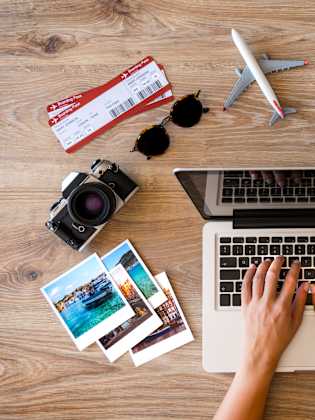 Reiseplanung am Laptop © hocus-focus/iStock / Getty Images Plus via Getty Images