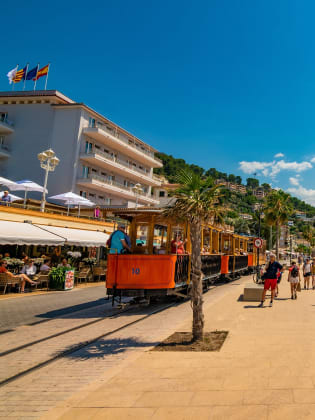 Der Rote Blitz in Port de Sóller, Mallorca, Spanien