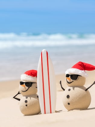 Sand-Schneemänner am Strand © iStock.com/fogaas