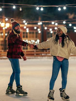 Schlittschuhlaufen in einer Eishalle © bernardbodo/iStock / Getty Images Plus via Getty Images