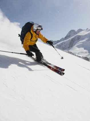 Skifahrer in Südtirol © Poncho/DigitalVision via Getty Images