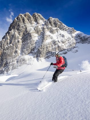 Skifahrer in den Berchtesgadener Alpen ©iStock.com/DieterMeyerl