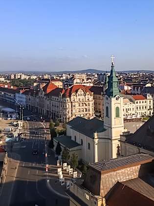 Blick über die Stadt Oradea mit zwei Kirchen und Fluss