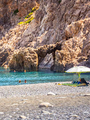 Kieselstrand in einer steinigen Bucht